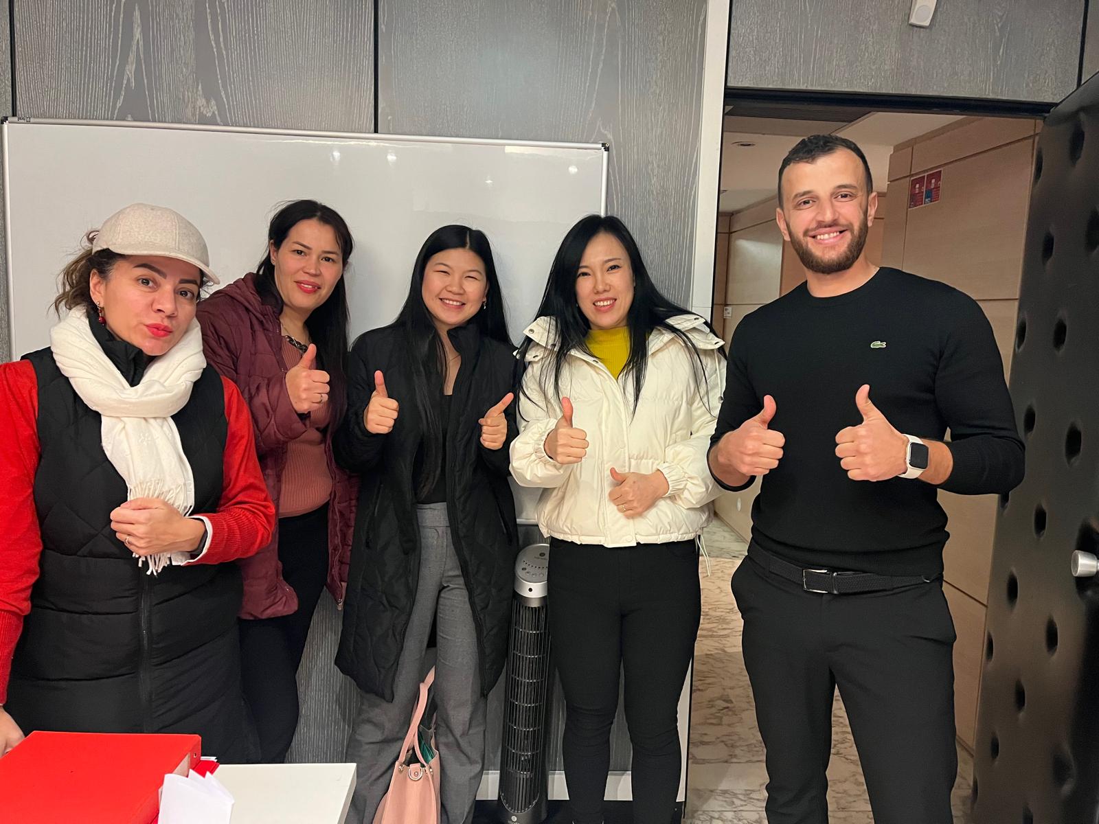 Personnes marchant ensemble sur un chemin lumineux