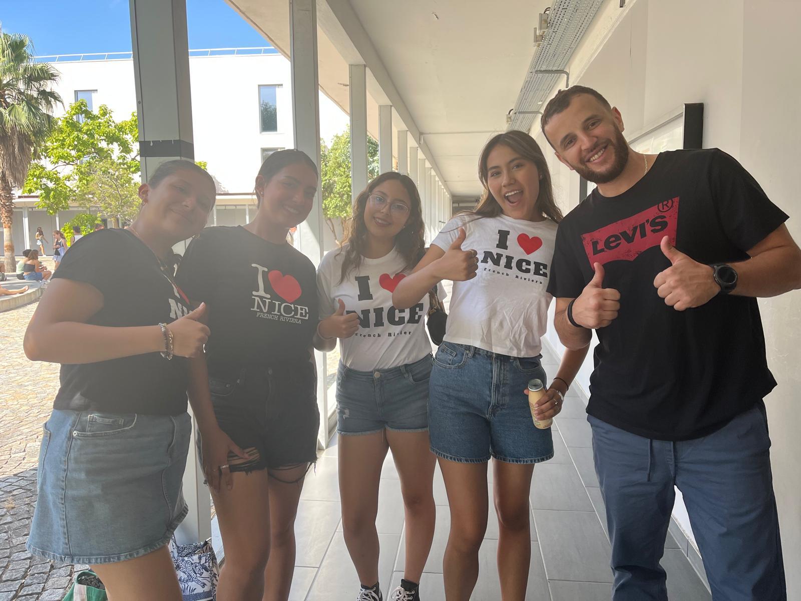 Groupe d’adultes de différentes origines en classe de français