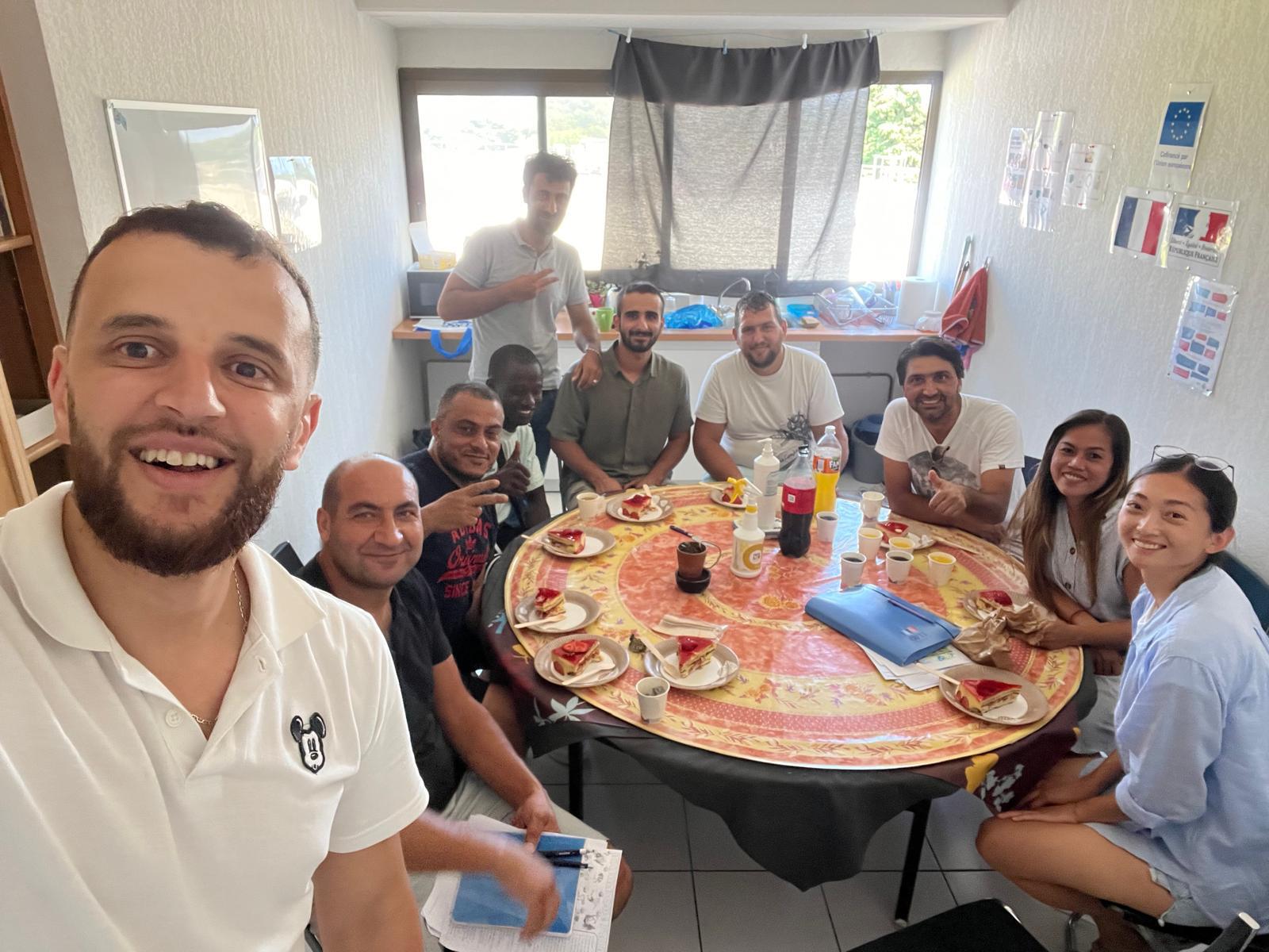 Professeur aidant un adulte avec des démarches administratives